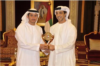 منصور بن زايد يكرم الفائزين في الدورة الثالثة من جائزة الإمارات للموارد البشرية في الحكومة الاتحادية