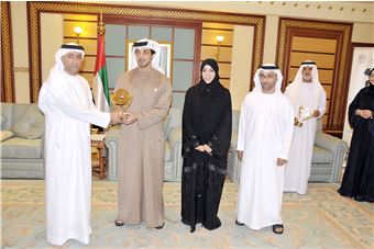 Mansour bin Zayed honours winners of Emirates Award for Human Resources in the Federal Government